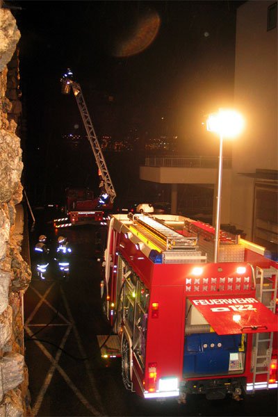 Feuer auf der Eisenbahnbrücke in Landeck