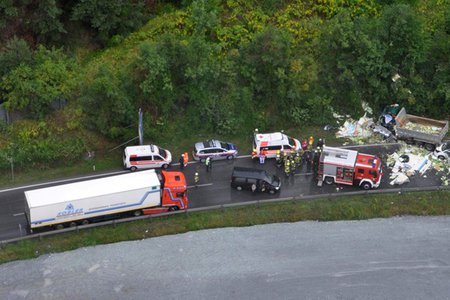 Schwerer LKW-Unfall auf der B180 bei Fließ