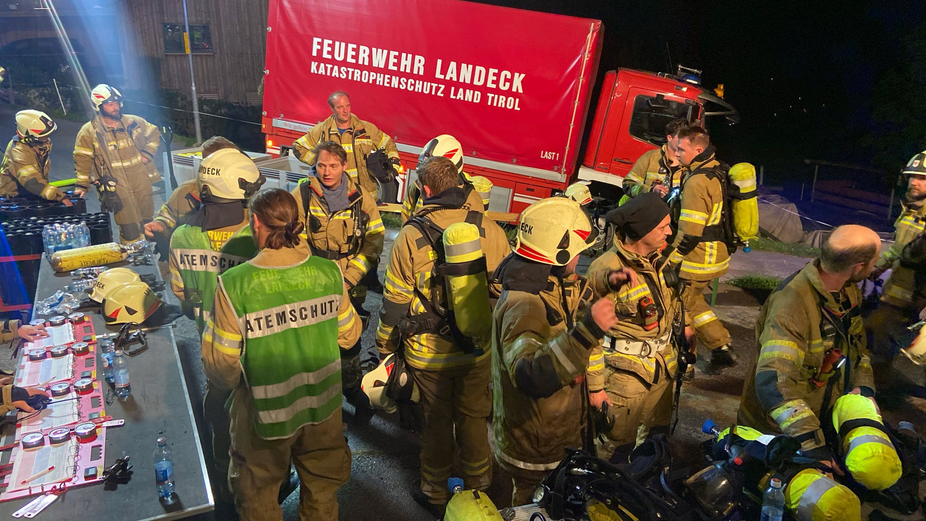 Stall- und Wirtschaftsgebäude in Stanz im Vollbrand | Feuerwehr Landeck