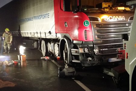 Dieselaustritt nach LKW-Unfall auf Reschenstraße