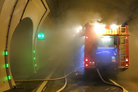 Feuer im Tunnel - die Feuerwehr Landeck trainiert im Strengertunnel
