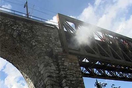 Bahnbrücke in Landeck brennt