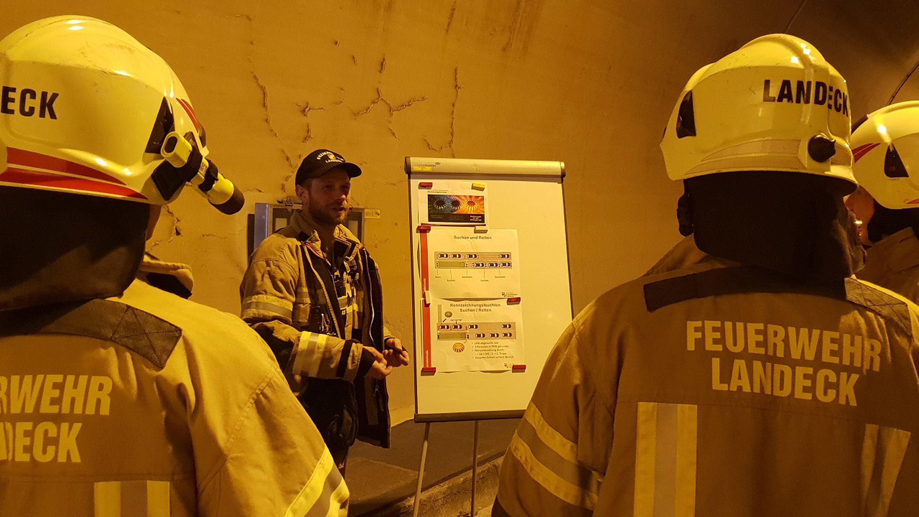 Feuer im Tunnel - die Feuerwehr Landeck trainiert im Strengertunnel