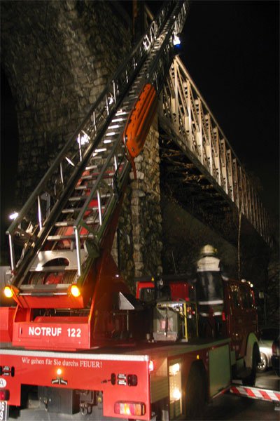 Feuer auf der Eisenbahnbrücke in Landeck