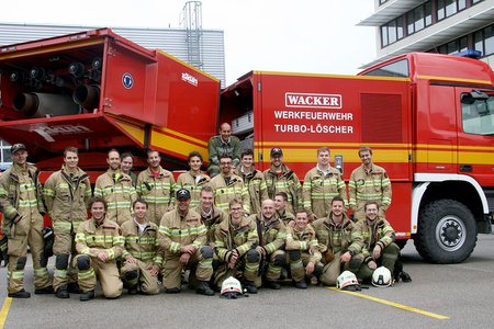 Gefahrenstoffausbildung der Feuerwehr Landeck bei Wacker Chemie (D)
