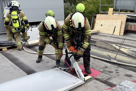 Rauchentwicklung in Gewerbebetrieb – Glimmbrand rasch unter Kontrolle