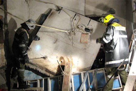Zwischenwand aus Beton fiel auf Baustellenarbeiter