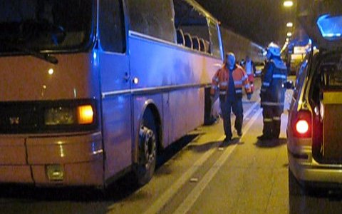 Verkehrsunfall im Perjentunnel / Bus verlor hintere Zwillingsräder