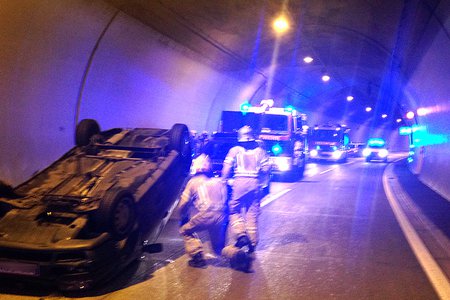Auto landete im Strenger Tunnel auf dem Dach