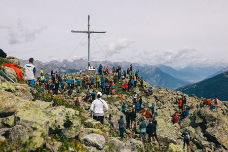Segnung des neuen Gipfelkreuzes am Thial