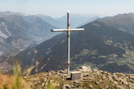 Neues Gipfelkreuz am Landecker Hausberg