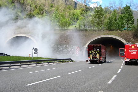 Tunnelübung im Pianner Tunnel - die FF Landeck übt den Ernstfall
