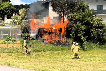 Geräteschuppen in Vollbrand – Rascher Löscheinsatz der Feuerwehr Landeck